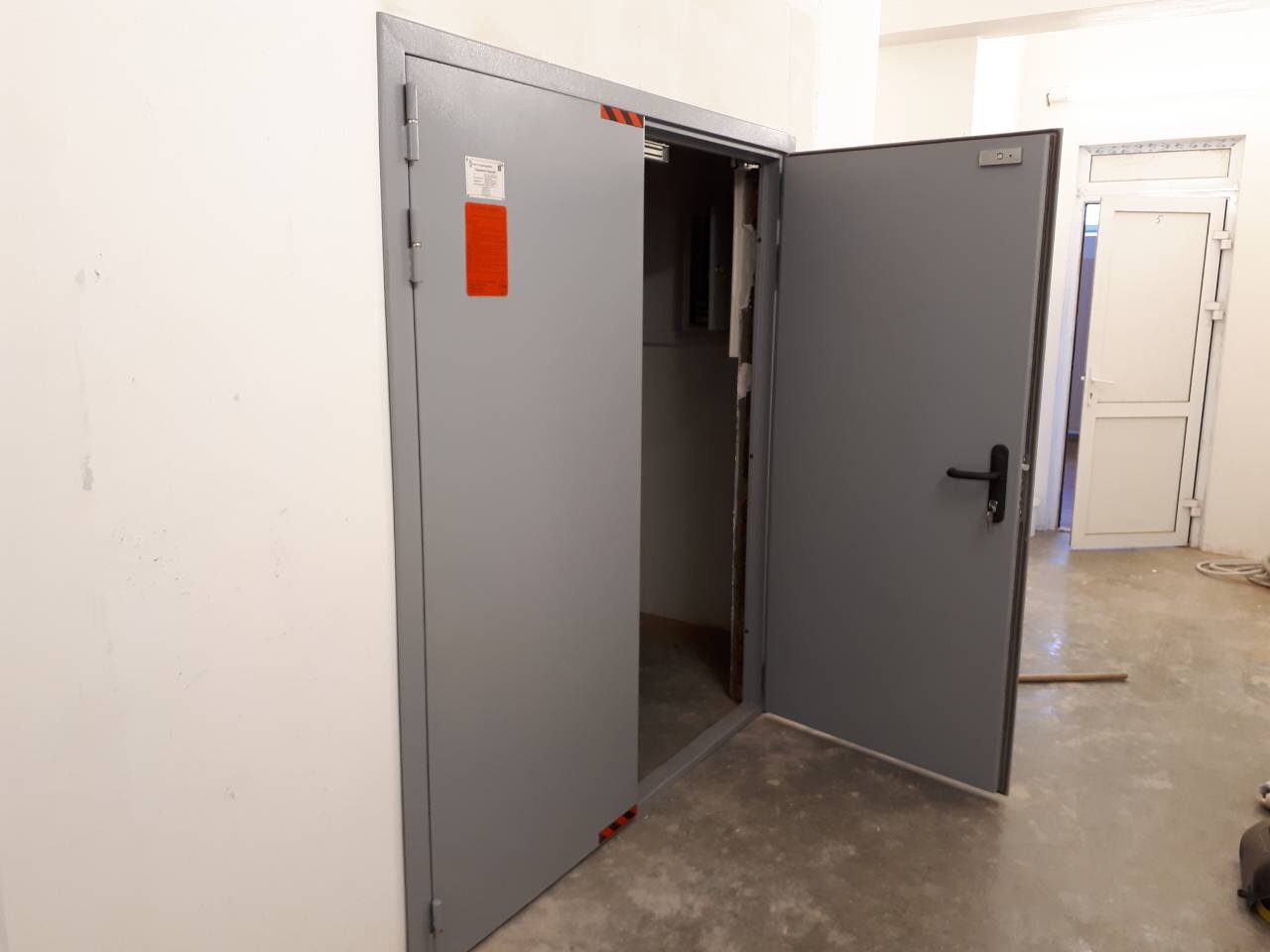 Грузовой подъемник в готовой шахте, 2000 кг, Ангарск