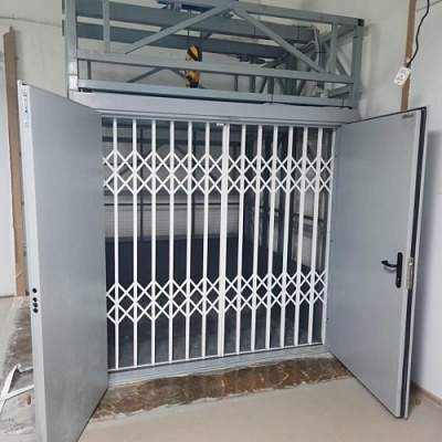 Грузовой подъёмник в металлокаркасной шахте, на 2 остановки