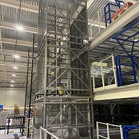 Грузовой подъемник в металлокаркасной шахте, 2000 кг в Самаре