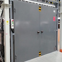 Грузовой подъемник в металлокаркасной шахте, 2000 кг (Уфа, Складской комплекс)